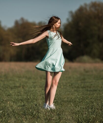 девушка в поле