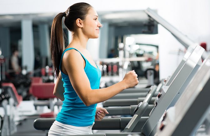 Девушка в зале