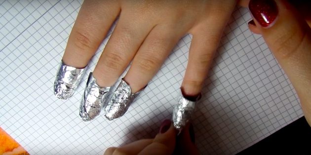 Как снять гель‑лак с помощью ацетона и фольги: Обмотайте ногти пропитанными дисками и фольгой