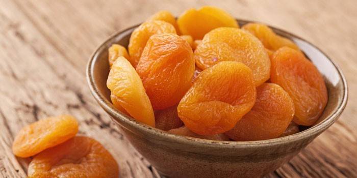 Курага в тарелке