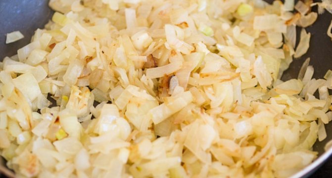 Лук с чесноком обжарить