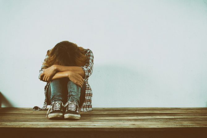 Муж не любит жену, но не уходит: признаки, что делать, советы