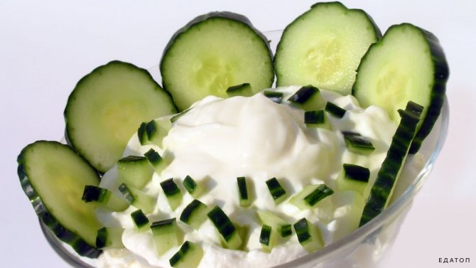 Приготовьте творожный салат с огурцом.