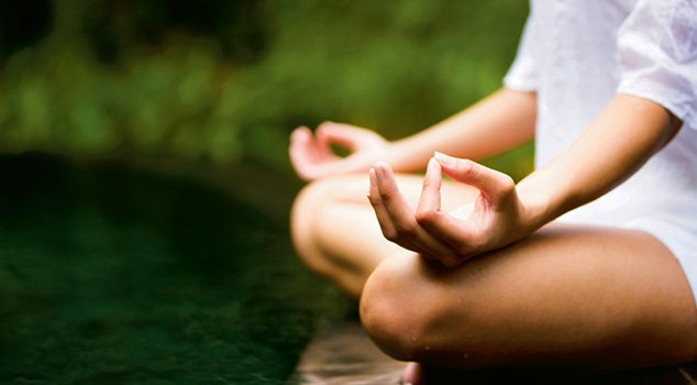 Женщина медитирует.